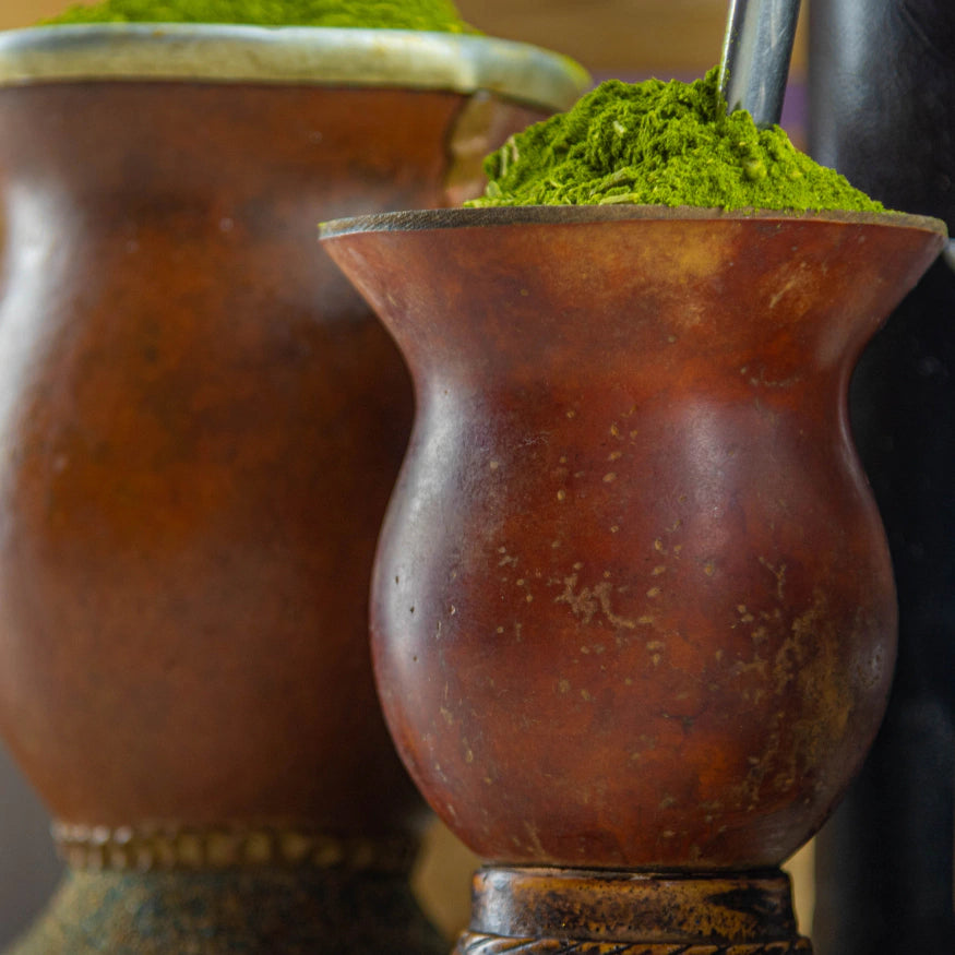 Cuia Média de Porongo com Pé de Resina para Chimarrão